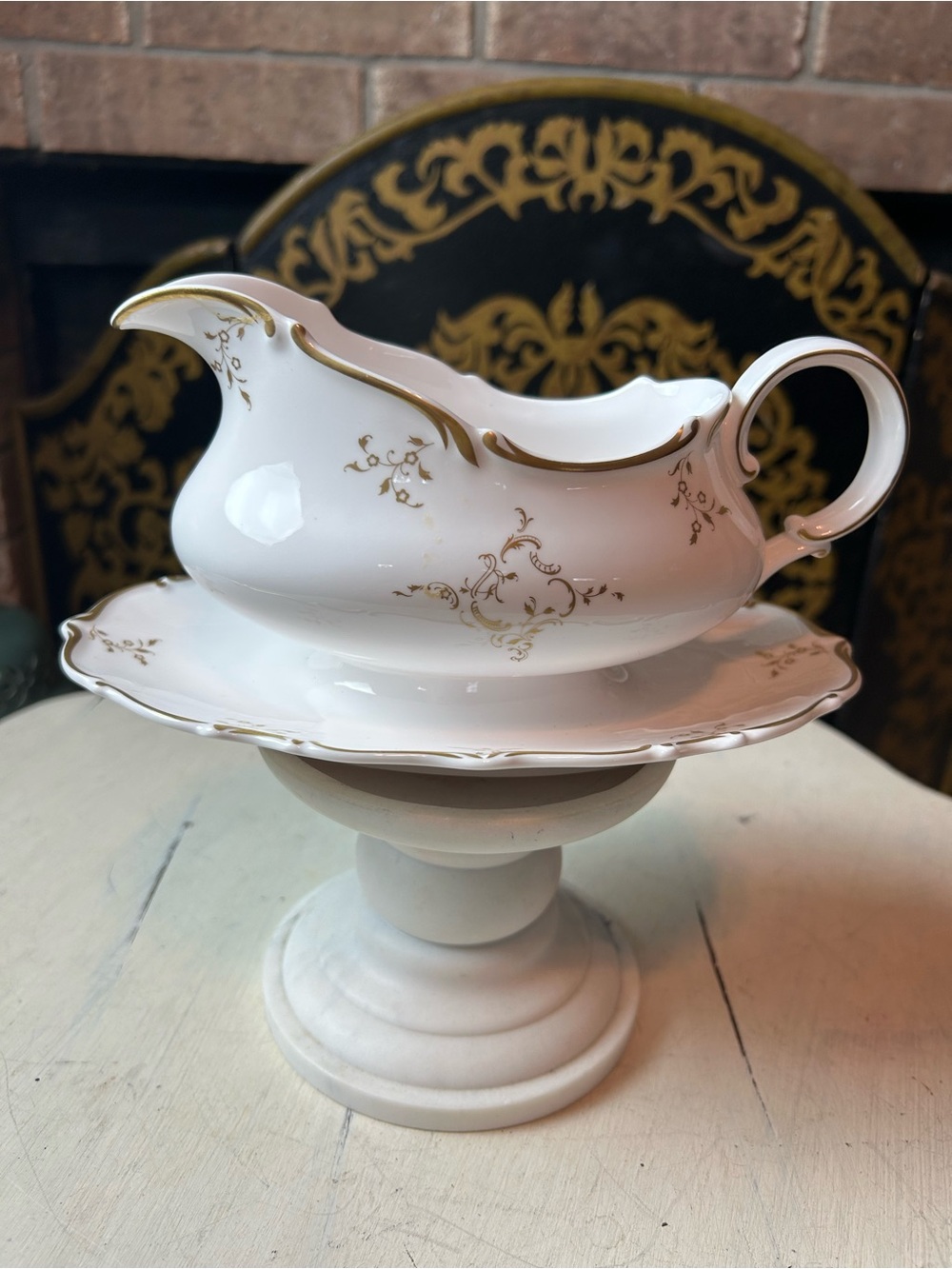 ROYAL DOULTON MONTEIGNE 4954 Bone China Gravy Boat Attached Base White Gold Trim